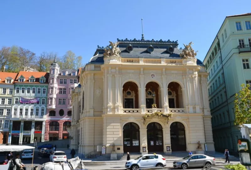 Karlovarské městské divadlo - stavební úprava střechy, obnova fasády