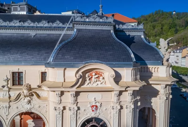 Karlovarské městské divadlo - stavební úprava střechy, obnova fasády