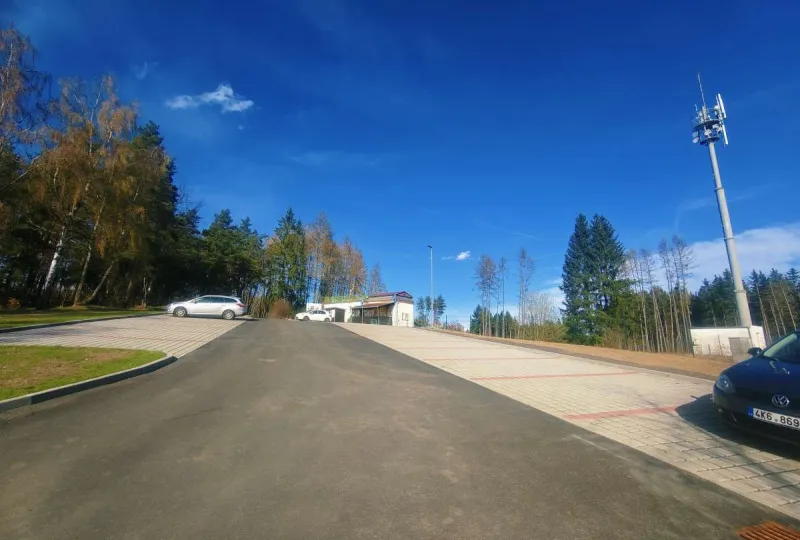 Cesta a parkoviště - Hvězdárna  