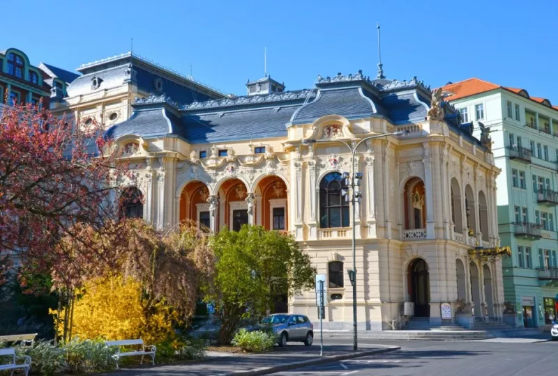 Karlovarské městské divadlo - stavební úprava střechy, obnova fasády 