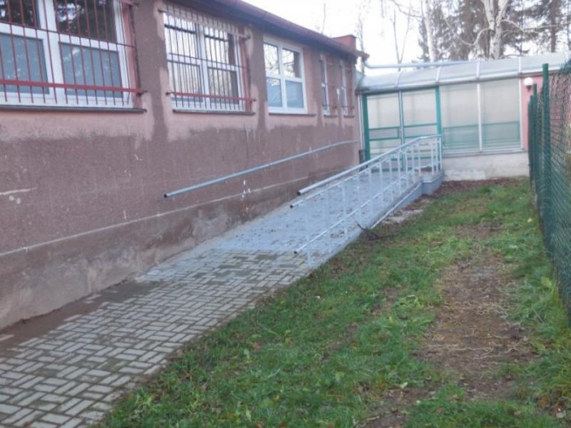 Karlovy Vary, ZŠ Poštovní - bezbariérové přístupy do objektů areálu školy
